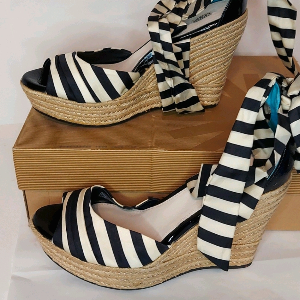 UGG Lucianna Wedges Size 9.5 NEW Black/white